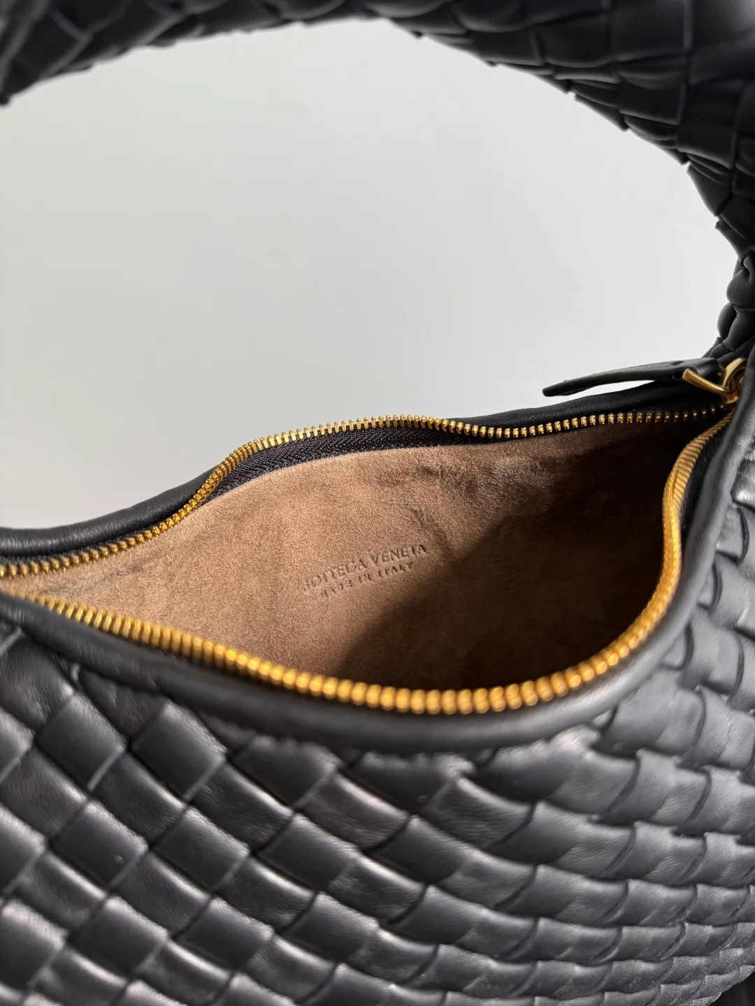 Batch 1720 BV Bottega Veneta's new early spring women's shoulder bag. The soft and delicate Hobo bag in small size is shipped! Many friends are waiting for this bag. It has a round shape and a large capacity. It can hold a 50-fold umbrella inside. Babies with a lot of daily items do not need to worry about the capacity of this bag. It is a practical bag for traveling and commuting. Although it is fluffy, it is soft and comfortable when carried on one shoulder. It has a modern and retro feel. Model No.: 856736 Size: 35*21*5cm